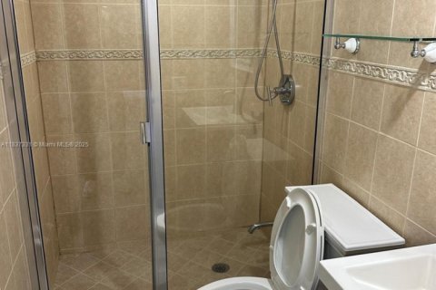 Condo in Pembroke Pines, Florida, 2 bedrooms  № 2038004 - photo 11