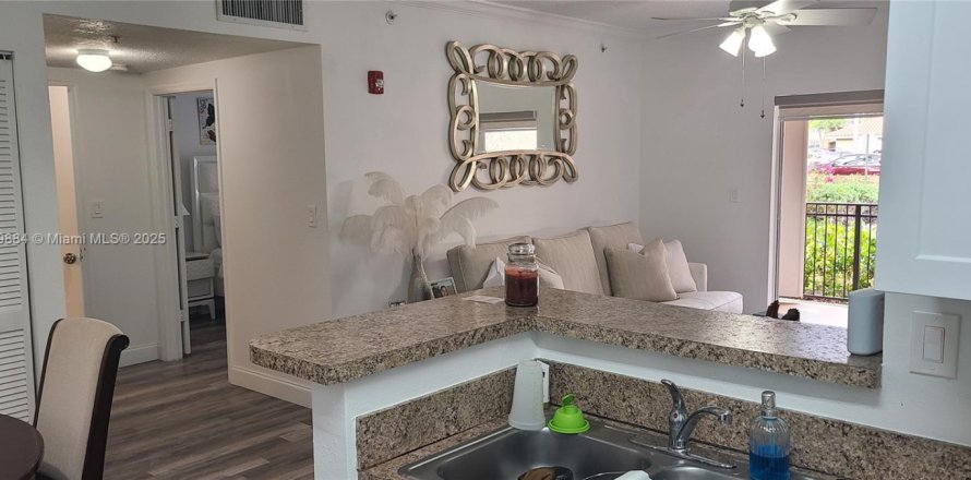 Кондоминиум с 1 спальней в Пемброк-Пайнс, Флорида № 1967951