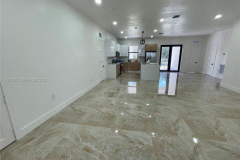 Снять в аренду виллу или дом в Клуистон, Флорида 4 спальни, 174.84м2, № 2047701 - фото 3