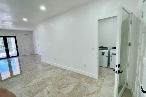 Снять в аренду виллу или дом в Клуистон, Флорида 4 спальни, 174.84м2, № 2047701 - фото 17