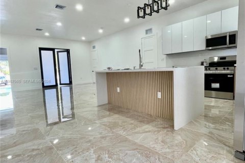 Снять в аренду виллу или дом в Клуистон, Флорида 4 спальни, 174.84м2, № 2047701 - фото 4