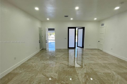 Снять в аренду виллу или дом в Клуистон, Флорида 4 спальни, 174.84м2, № 2047701 - фото 7