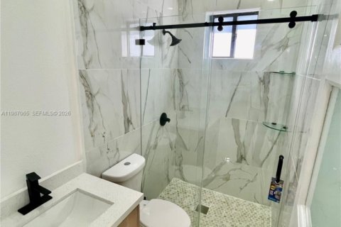 Снять в аренду виллу или дом в Клуистон, Флорида 4 спальни, 174.84м2, № 2047701 - фото 5