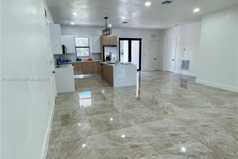 Снять в аренду виллу или дом в Клуистон, Флорида 4 спальни, 174.84м2, № 2047701 - фото 20