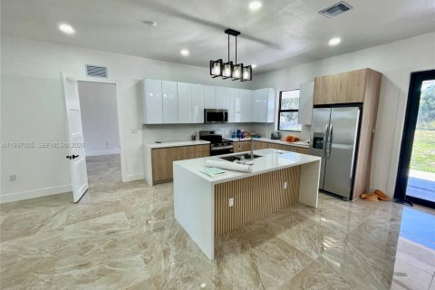 Снять в аренду виллу или дом в Клуистон, Флорида 4 спальни, 174.84м2, № 2047701 - фото 2