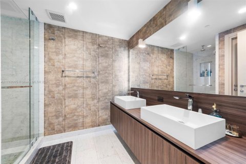 Condo in Miami, Florida, 1 bedroom № 1935508 - photo 11