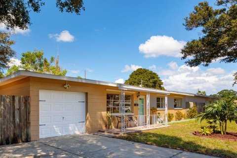 House in Saint Petersburg, Florida 3 bedrooms, 97.55 sq.m. № 1746517 - photo 1