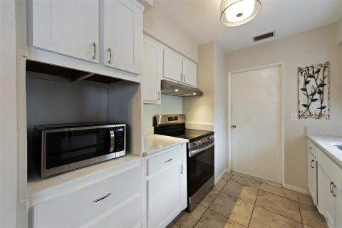 House in Saint Petersburg, Florida 3 bedrooms, 97.55 sq.m. № 1746517 - photo 6