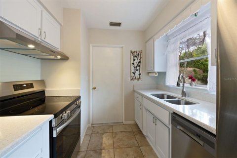 House in Saint Petersburg, Florida 3 bedrooms, 97.55 sq.m. № 1746517 - photo 5