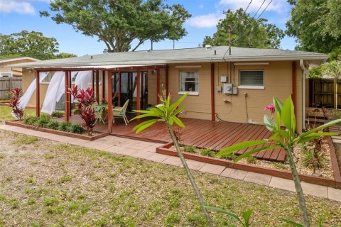 House in Saint Petersburg, Florida 3 bedrooms, 97.55 sq.m. № 1746517 - photo 2