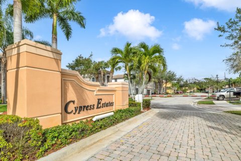House in Coconut Creek, Florida 4 bedrooms, 225.47 sq.m. № 1133033 - photo 1