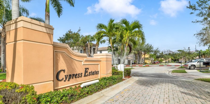 House in Coconut Creek, Florida 4 bedrooms, 225.47 sq.m. № 1133033