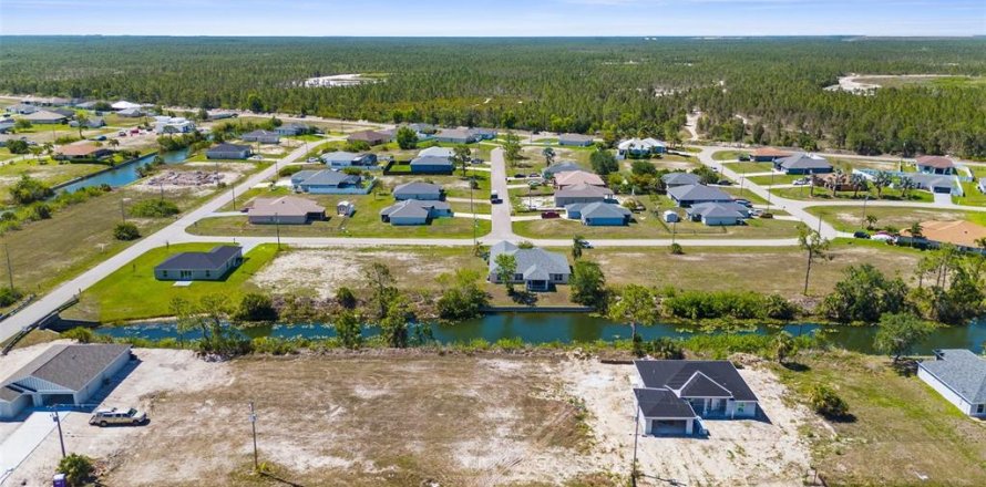 Land in Cape Coral, Florida № 1690877