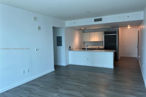 Condo in Miami, Florida, 2 bedrooms  № 1924743 - photo 1