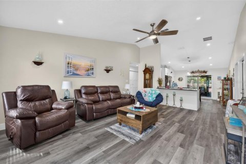 House in Oak Hill, Florida 3 bedrooms, 128.39 sq.m. № 2428702 - photo 6