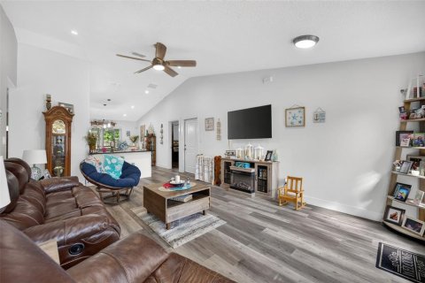 House in Oak Hill, Florida 3 bedrooms, 128.39 sq.m. № 2428702 - photo 5