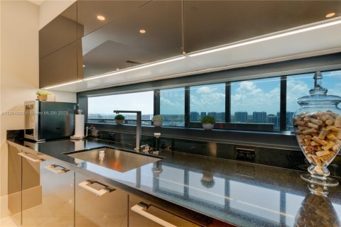 Condo in Sunny Isles Beach, Florida, 3 bedrooms № 2081912 - photo 11