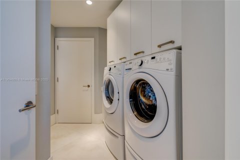 Condo in Sunny Isles Beach, Florida, 3 bedrooms № 2081912 - photo 27