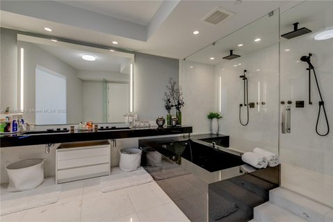Condo in Sunny Isles Beach, Florida, 3 bedrooms № 2081912 - photo 23