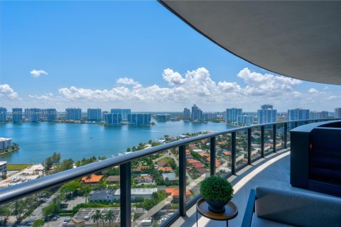 Condo in Sunny Isles Beach, Florida, 3 bedrooms № 2081912 - photo 1