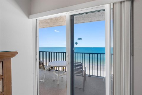 Condo in Madeira Beach, Florida, 2 bedrooms № 2295190 - photo 17