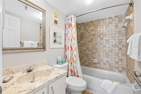 Condo in Madeira Beach, Florida, 2 bedrooms № 2295190 - photo 16