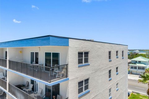 Condo in Madeira Beach, Florida, 2 bedrooms № 2295190 - photo 23