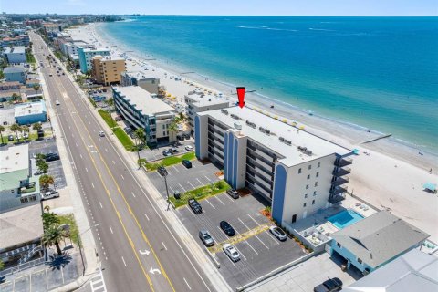 Condo in Madeira Beach, Florida, 2 bedrooms № 2295190 - photo 29