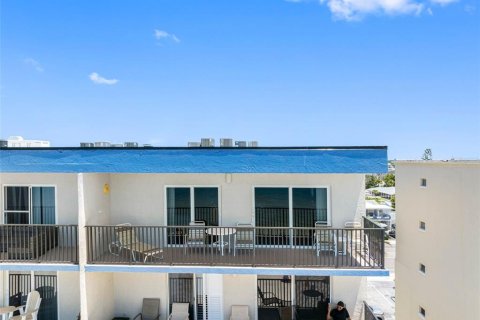Condo in Madeira Beach, Florida, 2 bedrooms № 2295190 - photo 22