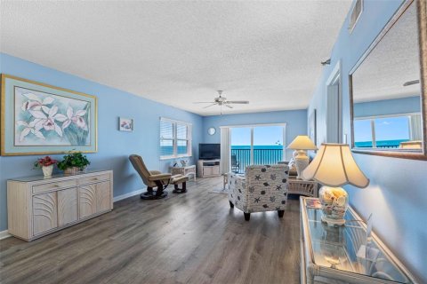 Condo in Madeira Beach, Florida, 2 bedrooms № 2295190 - photo 7