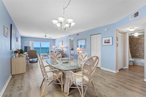 Condo in Madeira Beach, Florida, 2 bedrooms № 2295190 - photo 9