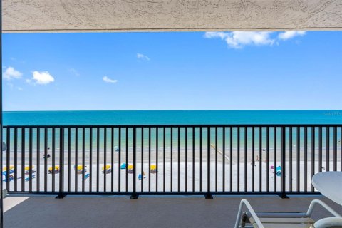 Condo in Madeira Beach, Florida, 2 bedrooms № 2295190 - photo 2