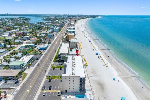Condo in Madeira Beach, Florida, 2 bedrooms № 2295190 - photo 28