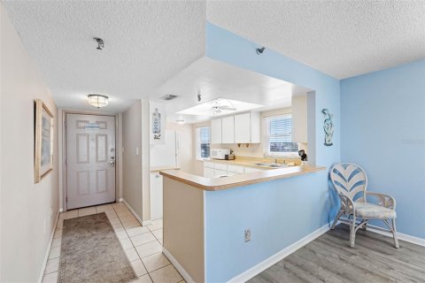Condo in Madeira Beach, Florida, 2 bedrooms № 2295190 - photo 10