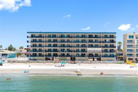 Condo in Madeira Beach, Florida, 2 bedrooms № 2295190 - photo 27