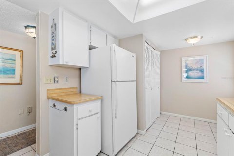 Condo in Madeira Beach, Florida, 2 bedrooms № 2295190 - photo 14