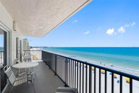 Condo in Madeira Beach, Florida, 2 bedrooms № 2295190 - photo 3