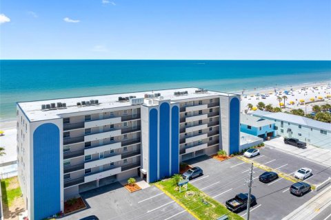 Condo in Madeira Beach, Florida, 2 bedrooms  № 2295190
