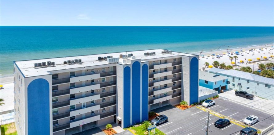 Condo in Madeira Beach, Florida, 2 bedrooms № 2295190