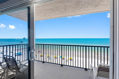 Condo in Madeira Beach, Florida, 2 bedrooms № 2295190 - photo 4