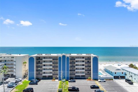 Condo in Madeira Beach, Florida, 2 bedrooms № 2295190 - photo 30
