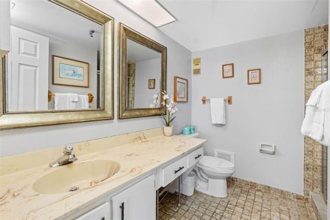 Condo in Madeira Beach, Florida, 2 bedrooms № 2295190 - photo 19