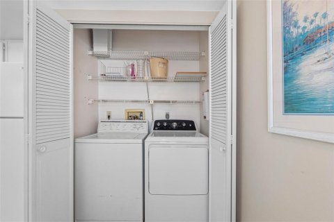 Condo in Madeira Beach, Florida, 2 bedrooms № 2295190 - photo 15