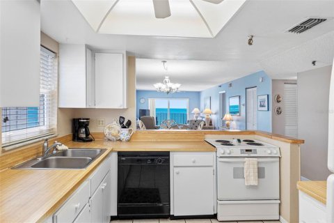 Condo in Madeira Beach, Florida, 2 bedrooms № 2295190 - photo 12