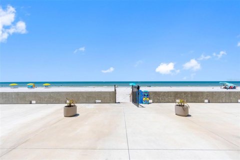Condo in Madeira Beach, Florida, 2 bedrooms № 2295190 - photo 24