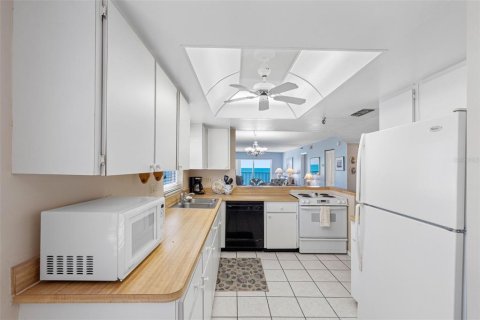 Condo in Madeira Beach, Florida, 2 bedrooms № 2295190 - photo 13
