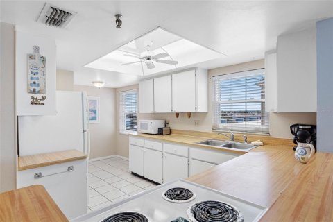 Condo in Madeira Beach, Florida, 2 bedrooms № 2295190 - photo 11