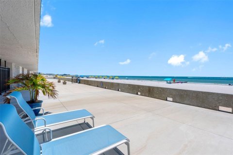 Condo in Madeira Beach, Florida, 2 bedrooms № 2295190 - photo 25