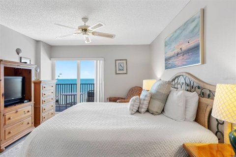 Condo in Madeira Beach, Florida, 2 bedrooms № 2295190 - photo 18