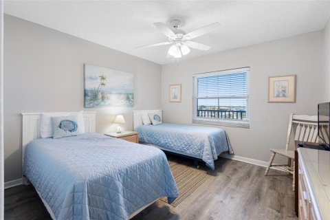 Condo in Madeira Beach, Florida, 2 bedrooms № 2295190 - photo 21